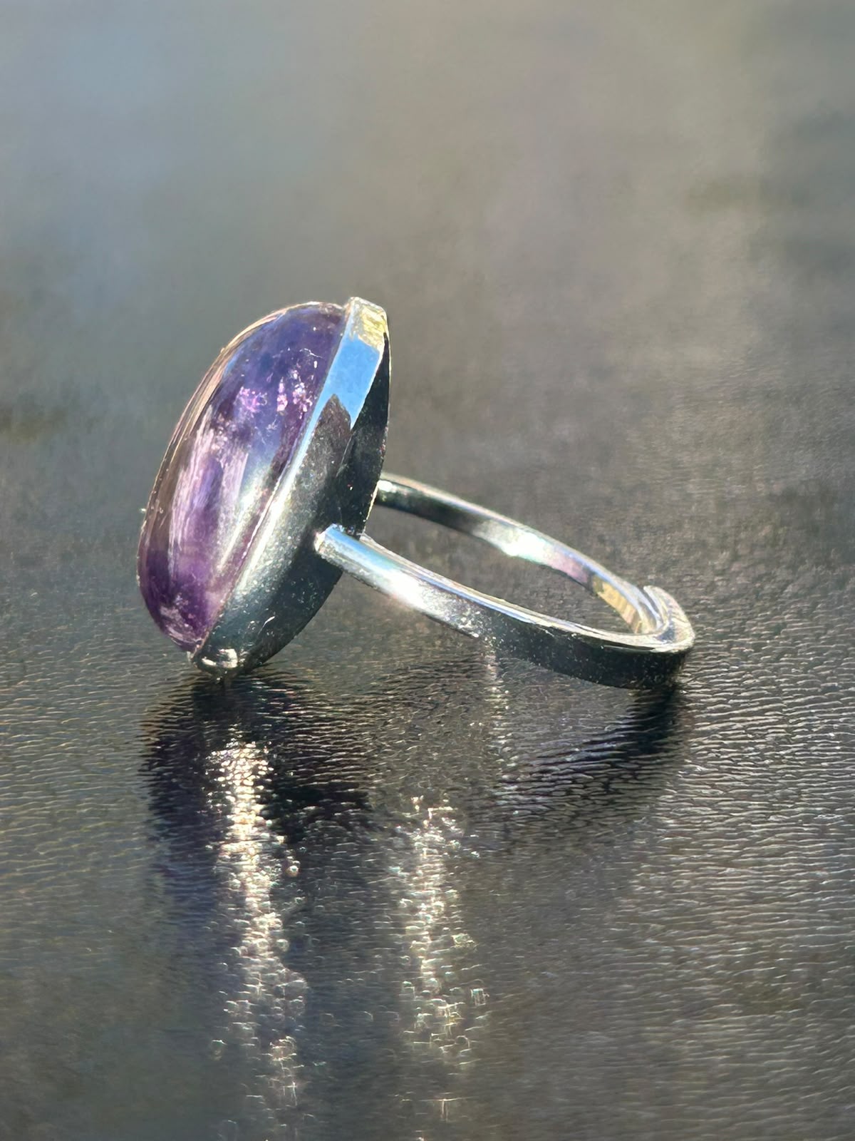 Vista lateral del Anillo Velo Violeta KLORE con amatista natural